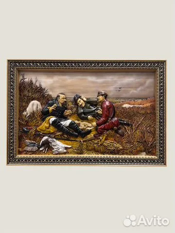 Резная картина «Охотники на привале» 40×60 см — красивый подарок