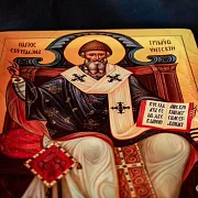 Спиридон Тримифунтский на троне. Икона дерево — красивый подарок — фотография 5