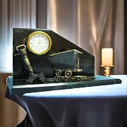 Часы «Шахтёрские» с вагонеткой и отбойным молотком в подарок — фотография 1