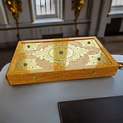 Подарочные нарды «Малахит» из карельской берёзы с позолоченной гравюрой — фотография 1