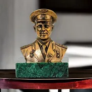 В подарок: Бронзовый бюст «Гагарин Ю.А.» — фотография 1