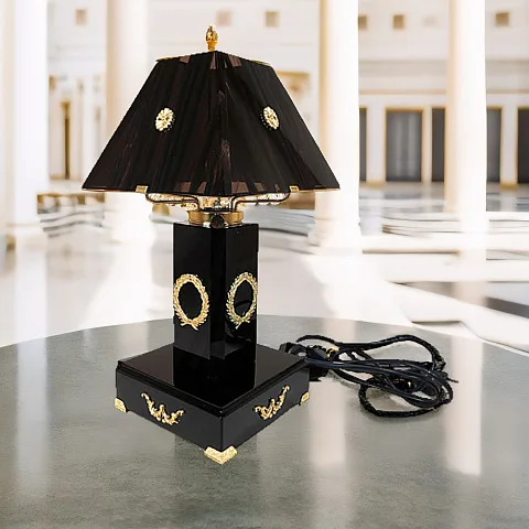 На память: Настольная лампа из обсидиана с бронзовыми деталями