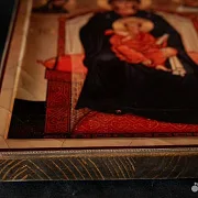 Икона "Богоматерь на престоле" — оригинальный подарок — фотография 5