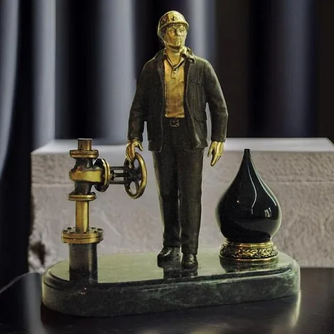 Подарочный бронзовый сувенир «Работник нефтяной промышленности 4»