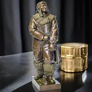 Бронзовая композиция «Полярный лётчик» — красивый подарок — фотография 1