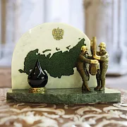 Бронзовый сувенир «Российская добыча нефти» на камне в подарок — фотография 1