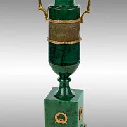 Ваза «Амфора» из малахита и яшмы в подарок — фотография 2