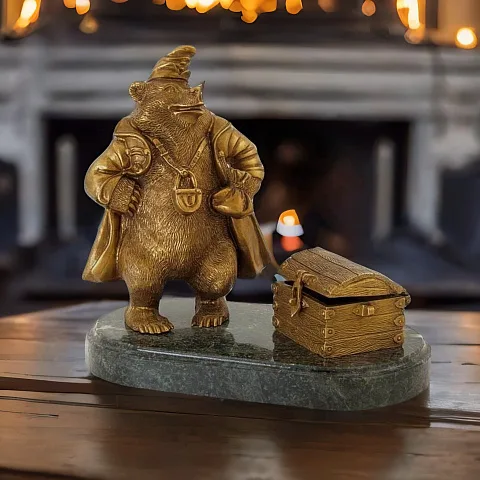 На память: Фигурка «Медведь с сундуком» из бронзы и камня