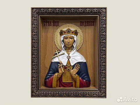 На память: Резная икона из дерева Святая Людмила