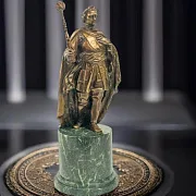 Подарочная бронзовая композиция «Царь Петр I» со змеевиком — фотография 1
