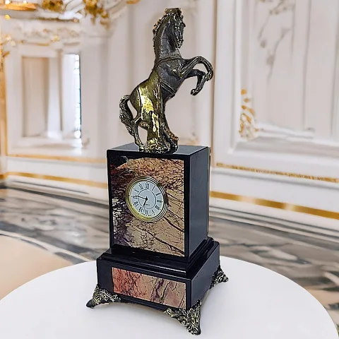Каминные часы «Конь» из яшмы — красивый подарок