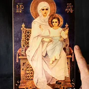 Икона деревянная "Богоматерь на престоле" — красивый подарок — фотография 1