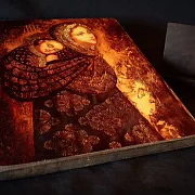 На память: Икона Божией матери "Колыбельная" с подставкой — фотография 3
