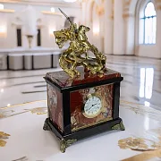 На память: Каминные часы «Георгий Победоносец» из яшмы и долерита — фотография 1